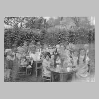 102-0022 Kindergarten Stampelken im Sommer 1942 mit Kindergaertnerin Kaethe Mohns.JPG